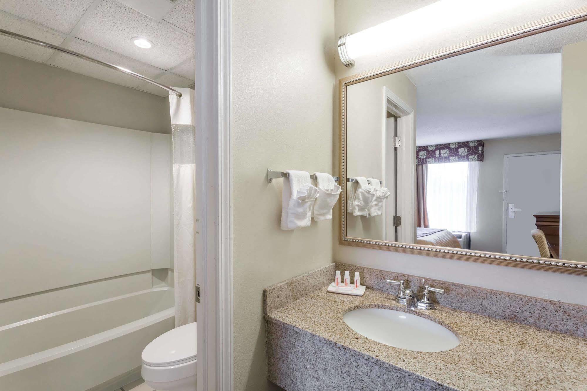 Days Inn By Wyndham Orangeburg Ngoại thất bức ảnh